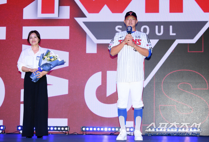 "우리까지 올 거라고는" 차 단장 웃었다! 팔꿈치 피로골절 여파 컸나 …경기항공고 양우진 LG행