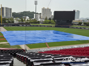 한화 KBO 역대 최초 도전 밀리나…'광주 폭우' 18일 더블헤더 가능성 커졌다[광주 현장]