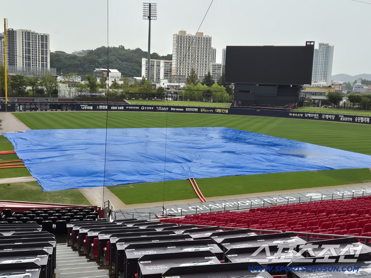 한화 KBO 역대 최초 도전 밀리나…'광주 폭우' 18일 더블헤더 가능성…