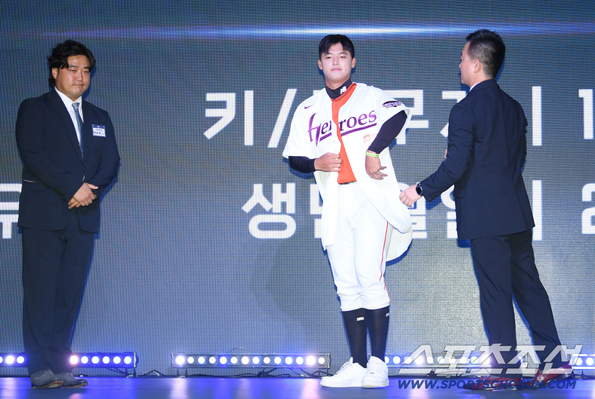 [포토] 박준현-허승필 단장 '키움 유니폼 입고'