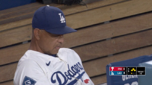 뭔가를 들여다보는 로버츠와 이를 안타깝게 지켜보는 오타니, 50홈런-50탈삼진 잔치가 망가졌다