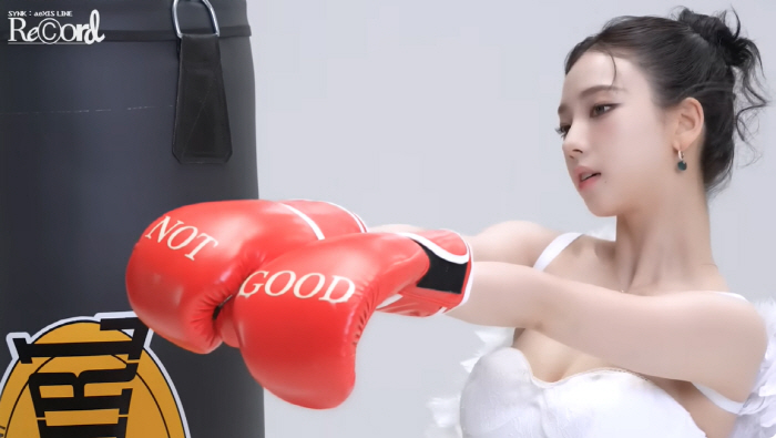 “엄마 나 결혼해” 카리나, 첫 웨딩드레스 자태...베일쓰고 천사날개 '…