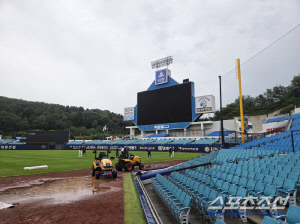 [속보] 삼성 라팍 폴대 쓰러졌다! 관중 없어서 천만다행.. 이걸 웃어야 하나 → 사상 초유의 취소 사유