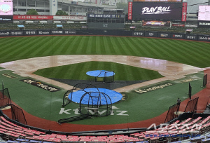 방수포 열었을 때 기습 폭우로 결국 취소. 18일 DH 확정. 소형준-치리노스 1차전 맞대결[수원 현장]