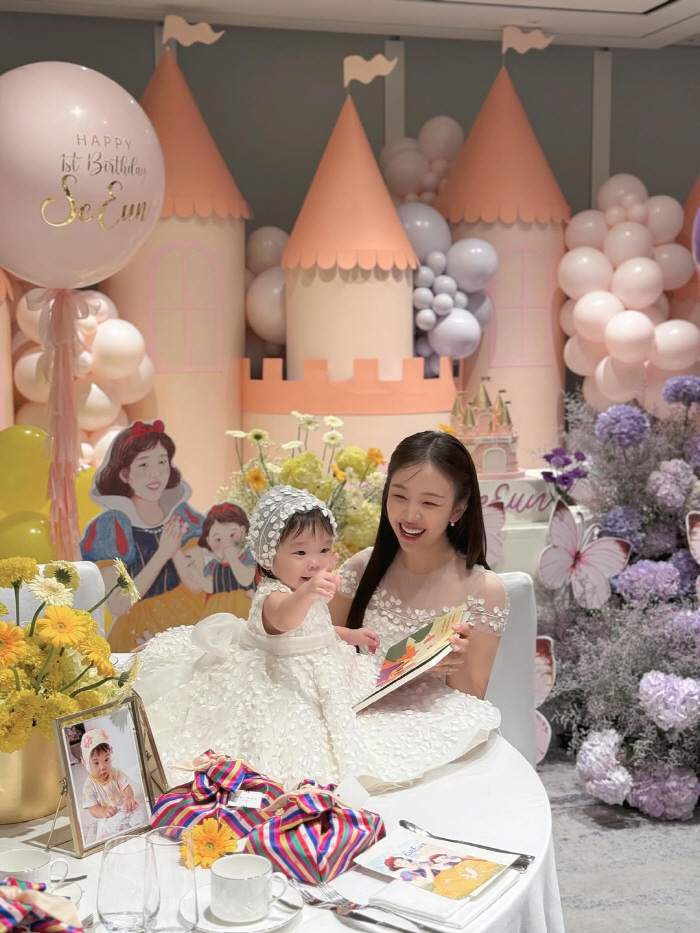 백아연, 딸 성대한 돌잔치 공개...♥남편과 행복한 세 가족 "모두 사랑한다"