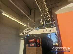 어떻게 폴대가 쓰러지나.. 라팍, 초유의 대참사날 뻔 → '경기 전' 천운에 감사해야