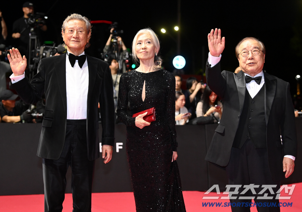 [포토] 박근형 예수정 장용, 관록이 느껴지는 손인사