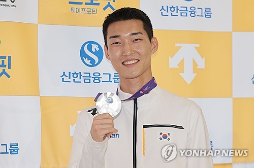 '은메달 들고 귀국' 우상혁 "우승 놓쳐 아쉽지만 기적같은 경기"(종합)
