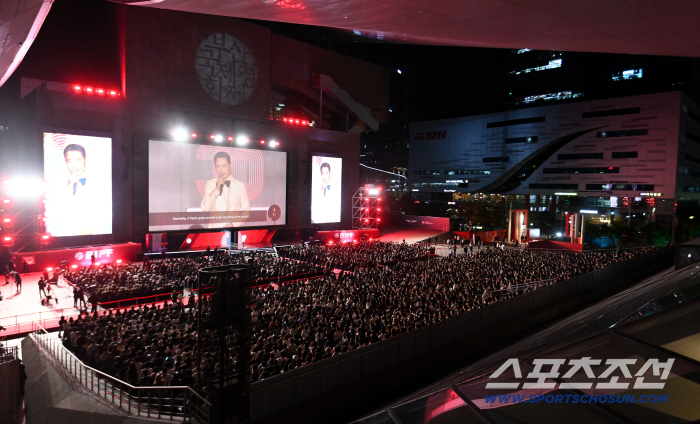 [SC-BIFF] "품격 있고 풍요로워"…서른 살 된 부국제, 이병헌·손예진→블핑 리사 '성대한 축제'(종합)