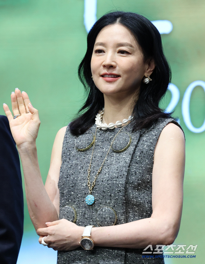 54세 이영애, 처음 밝힌 속내 "부작용 많아 내 얼굴 보기 싫어, 촬영 거부하기도" ('질문들')