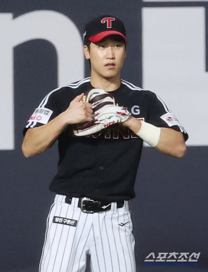 플라이볼 한번 못잡은 구본혁 또 좌익수로 나온다. 매직넘버8 LG DH1차전에 베스트 라인업[수원 현장]