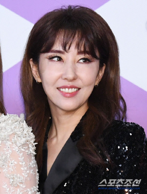 [공식]김완선, 5년간 기획사 미등록 운영…