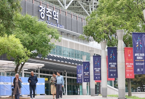 [르포] "경주는 벌써 APEC 분위기"…홍보물에 케데헌 열풍도 활용