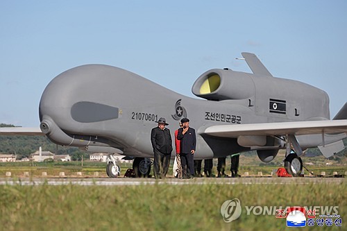김정은, 전술무인공격기 성능시험 지도…"AI기술 새로 도입"
