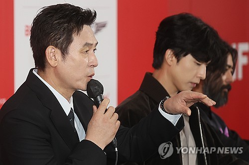 (부산=연합뉴스) 류효림 기자 = 배우 설경구가 19일 부산 해운대구 우동 영화의전당에서 열린 제30회 부산국제영화제 '굿뉴스' 기자회견에서 인사말을 하고 있다. 2025.9.19 ryousanta@yna.co.kr