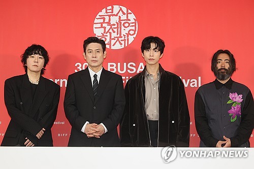 (부산=연합뉴스) 류효림 기자 = 변성현 감독(왼쪽부터), 배우 설경구, 홍경, 야마다 타카유키가 19일 부산 해운대구 우동 영화의전당에서 열린 제30회 부산국제영화제 '굿뉴스' 기자회견에서 포즈를 취하고 있다. 2025.9.19 ryousanta@yna.co.kr