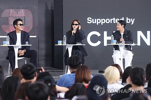 (부산=연합뉴스) 강민지 기자 = 19일 부산 해운대구 영화의전당에서 제30회 부산국제영화제 '윗집 사람들' 오픈토크가 열리고 있다. 왼쪽부터 하정우, 공효진, 김동욱. 2025.9.19 mjkang@yna.co.kr