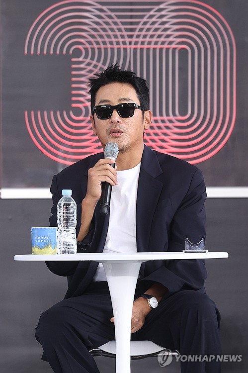 (부산=연합뉴스) 강민지 기자 = 배우 겸 감독 하정우가 19일 부산 해운대구 영화의전당에서 제30회 부산국제영화제 '윗집 사람들' 오픈토크를 하고 있다. 2025.9.19 mjkang@yna.co.kr