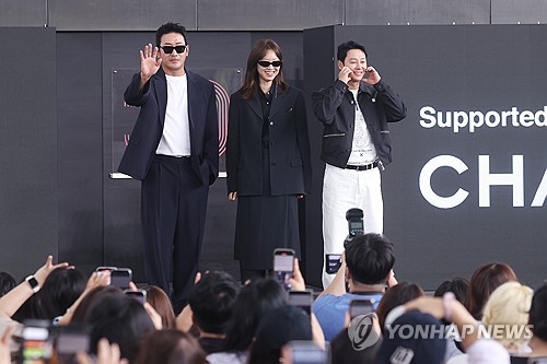 (부산=연합뉴스) 강민지 기자 = 19일 부산 해운대구 영화의전당에서 열린 제30회 부산국제영화제 '윗집 사람들' 오픈토크에 참석한 감독과 배우들이 포즈를 취하고 있다. 왼쪽부터 배우 겸 감독 하정우, 공효진, 김동욱. 2025.9.19 mjkang@yna.co.kr
