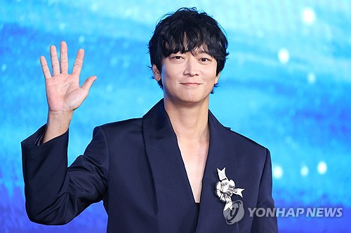 미등록 기획사 의혹…경찰, 강동원·씨엘 수사 착수