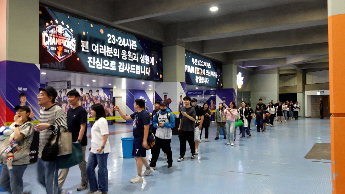 '부산에 다 모였다' KCC, 팬과 함께 특별한 부산 출정식…500명 초…