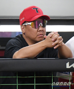 '논란의 한준수 눈물' 왜 이범호는 자꾸 분노하나, KIA 수습 안 된다…