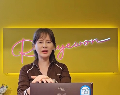 '안정환♥' 이혜원, 추락 사고 후 여전한 붓기 근황...예쁘단 댓글엔 …