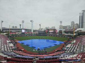 DH 치른 KT 휴식 얻을까…비 쏟아지는 수원 한화-KT 개시 물음표→취소 시 추후 편성