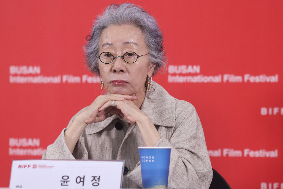 [SC-BIFF] "우리 모두 똑같은 인간"…'子 동성 결혼' 윤여정, …