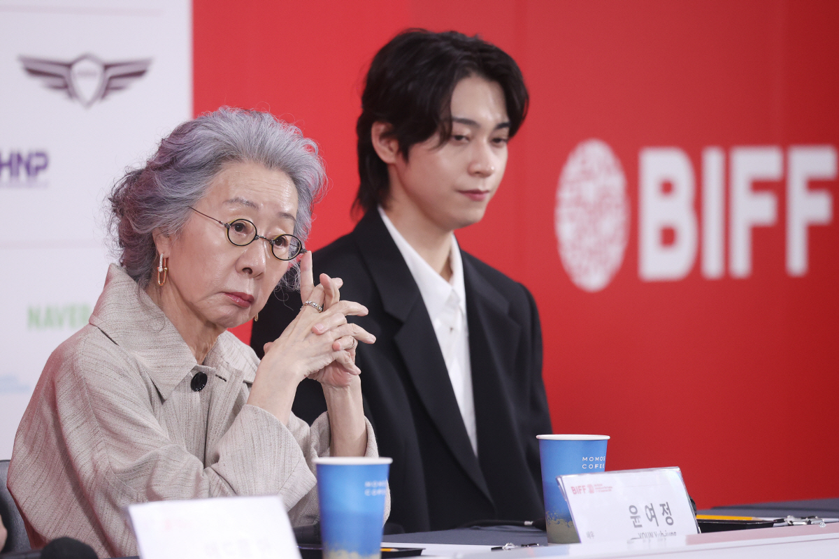 [SC-BIFF] "우리 모두 똑같은 인간"…'子 동성 결혼' 윤여정, …