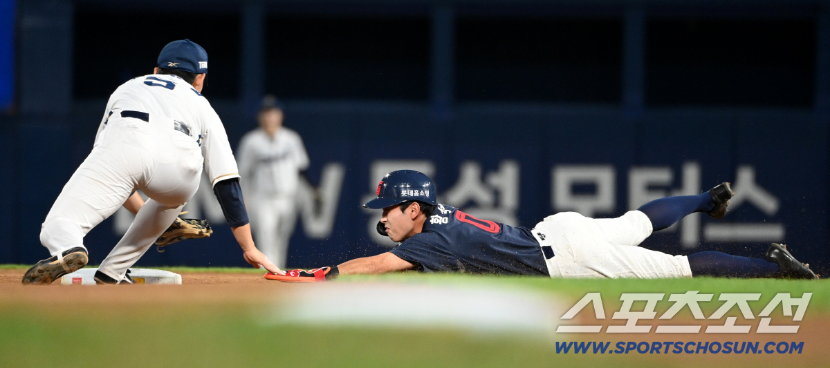 [포토] 황성빈, 라일리 폭투 노려 2루까지
