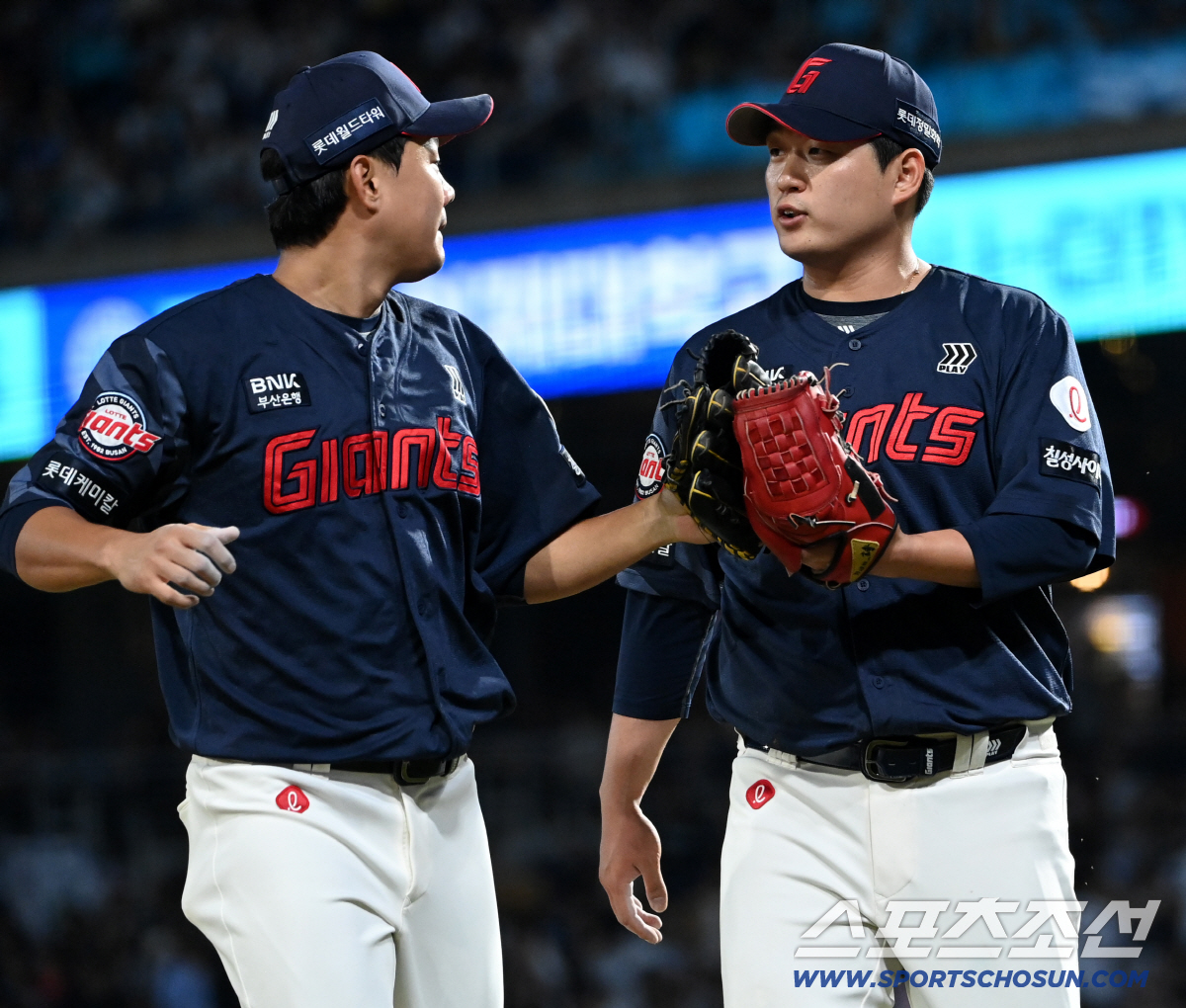 [포토] 1회 마친 나균안, 실점 없이 가자