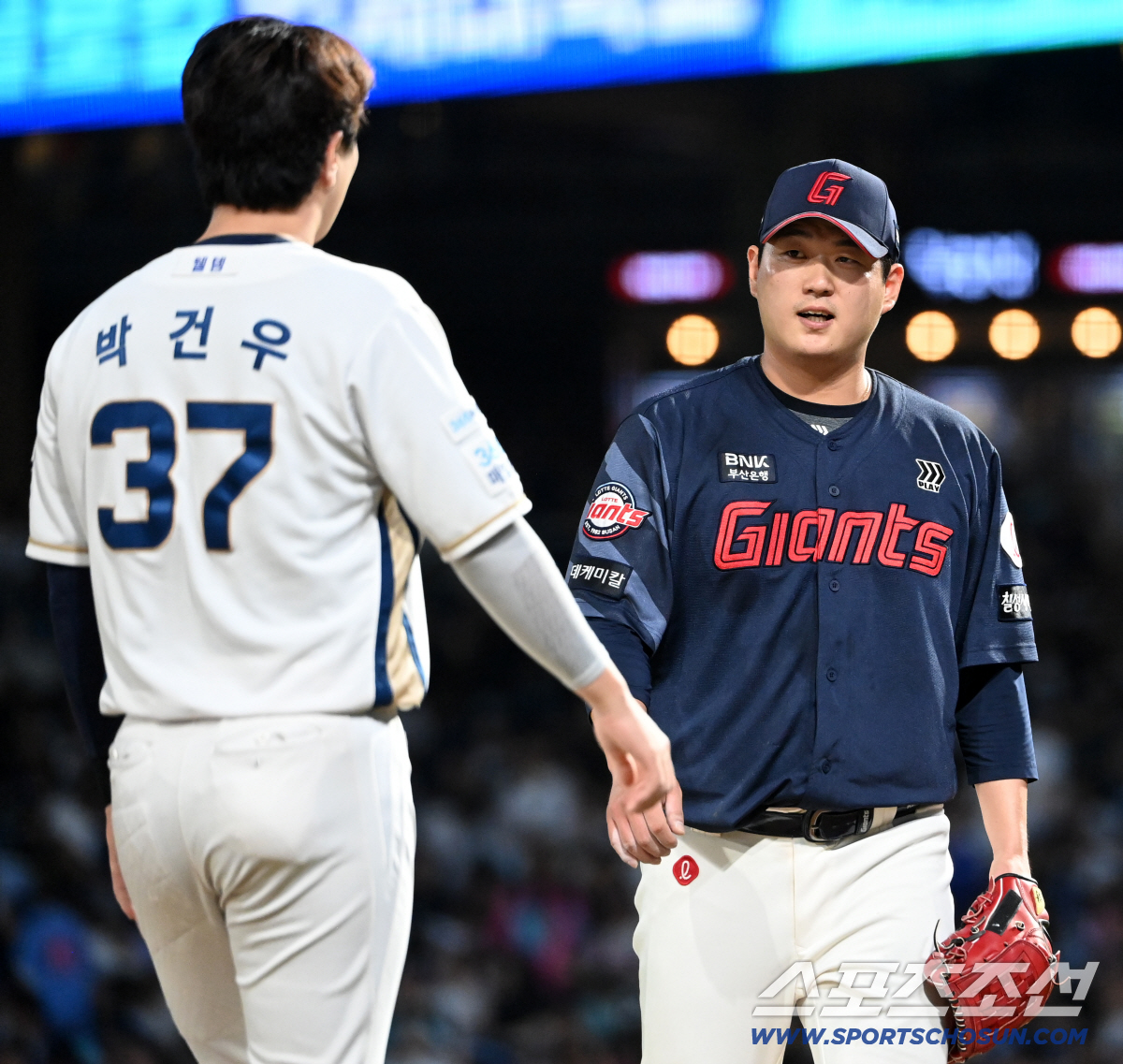 [포토] 박건우와 맞딱뜨린 나균안, 무슨 이야기를?