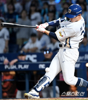 얼마나 세게 맞았으면, 얼마나 아팠으면...자신이 친 타구에 맞은 최원준, 업혀서 나갔다 [창원 현장]