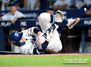 '큰 부상이 아니길' 최원준, 자신이 친 타구에 무릎 강타... 결국 업힌 채 교체[창원 현장]
