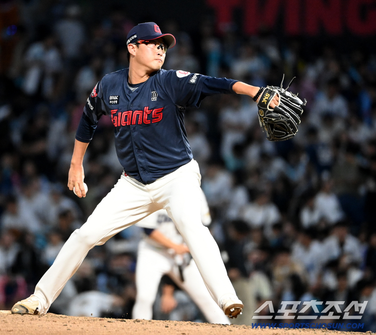 [포토] 6회 마운드 오른 박세웅