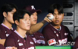 '얼마나 답답했으면' 경기 내내 손에서 야구공 놓지 못한 안우진, 불의의 부상만 아니었어도