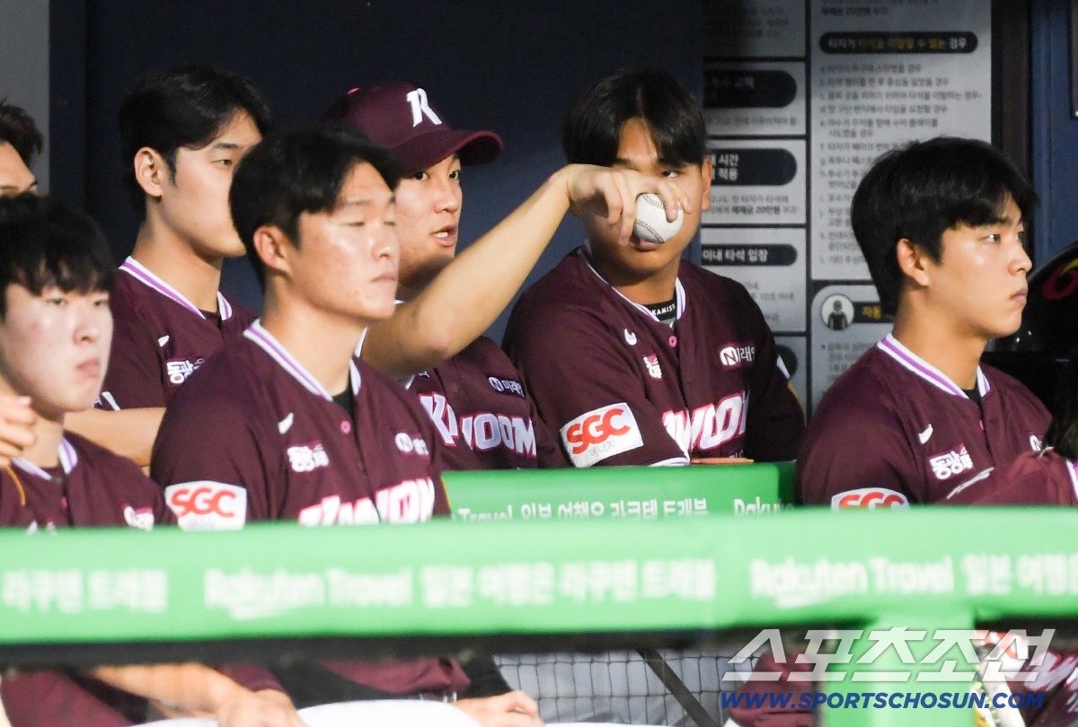 '얼마나 답답했으면' 경기 내내 손에서 야구공 놓지 못한 안우진, 불의의…