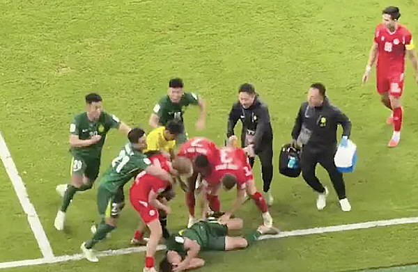 "축구장이 복싱장으로 바뀌었다" 중국-베트남 클럽, 아챔서 40초 난투극…