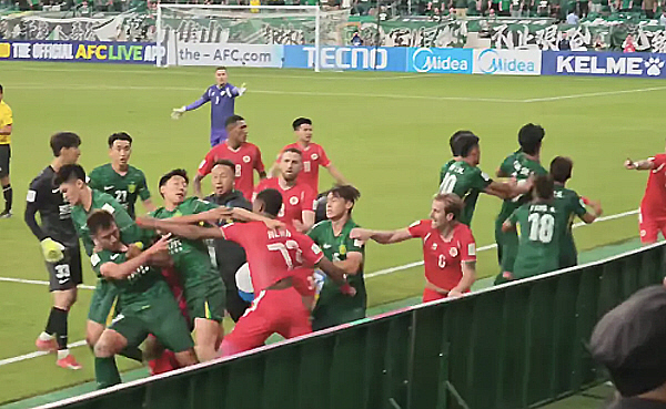 "축구장이 복싱장으로 바뀌었다" 중국-베트남 클럽, 아챔서 40초 난투극…