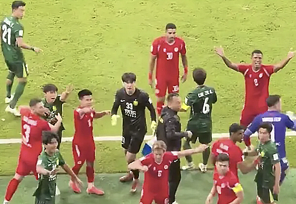 "축구장이 복싱장으로 바뀌었다" 중국-베트남 클럽, 아챔서 40초 난투극…