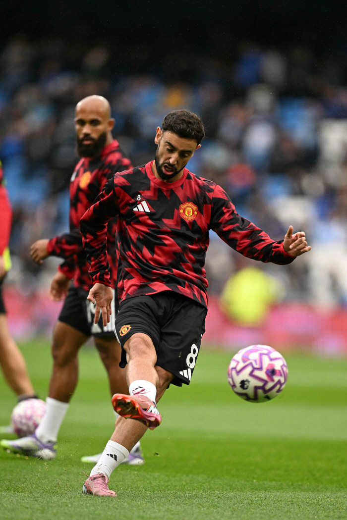 "여기서 뛰기 싫어요!" '충격' 맨유 '내부 불화' 터졌다, 페르난데스 역할 변경에 '반기'…아모림 "중요한 건 이기는 것"