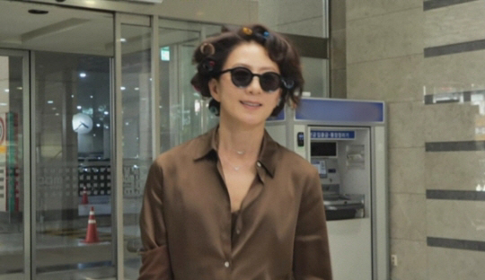 김희애, 주차장부터 '헤어롤 주렁주렁'...시선 강탈 출근길 포착 ('놀…