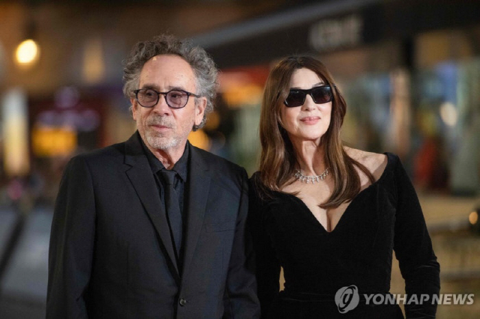 팀 버튼·모니카 벨루치, 3년 만에 결별 “서로 존경하며 헤어져”