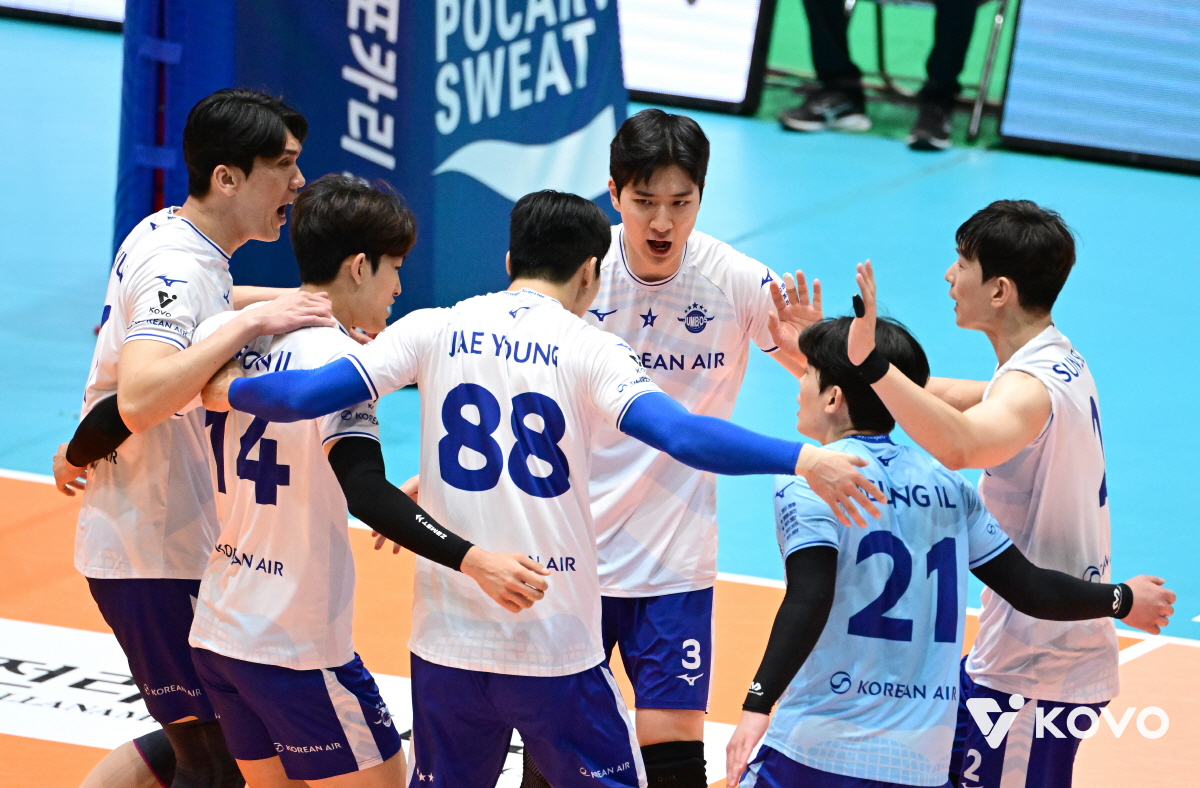 결승전 싱겁게 끝났다. 대한항공, 통산 6회 우승! → OK저축 3-0 …