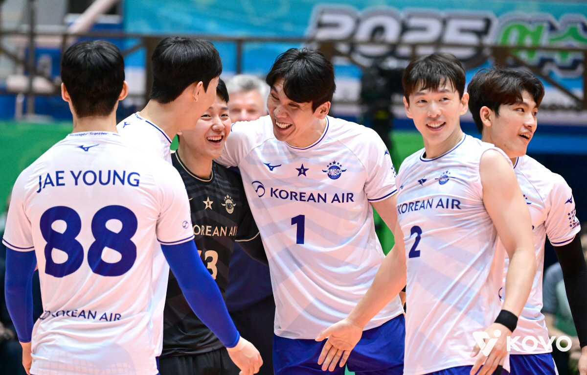 결승전 싱겁게 끝났다. 대한항공, 통산 6회 우승! → OK저축 3-0 …