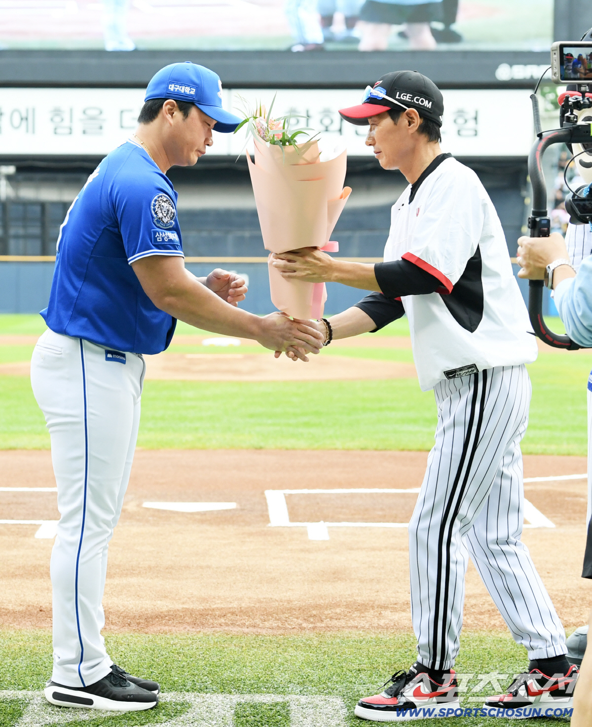 [포토] 떠나는 오승환에게 꽃다발 건네는 염경엽 감독