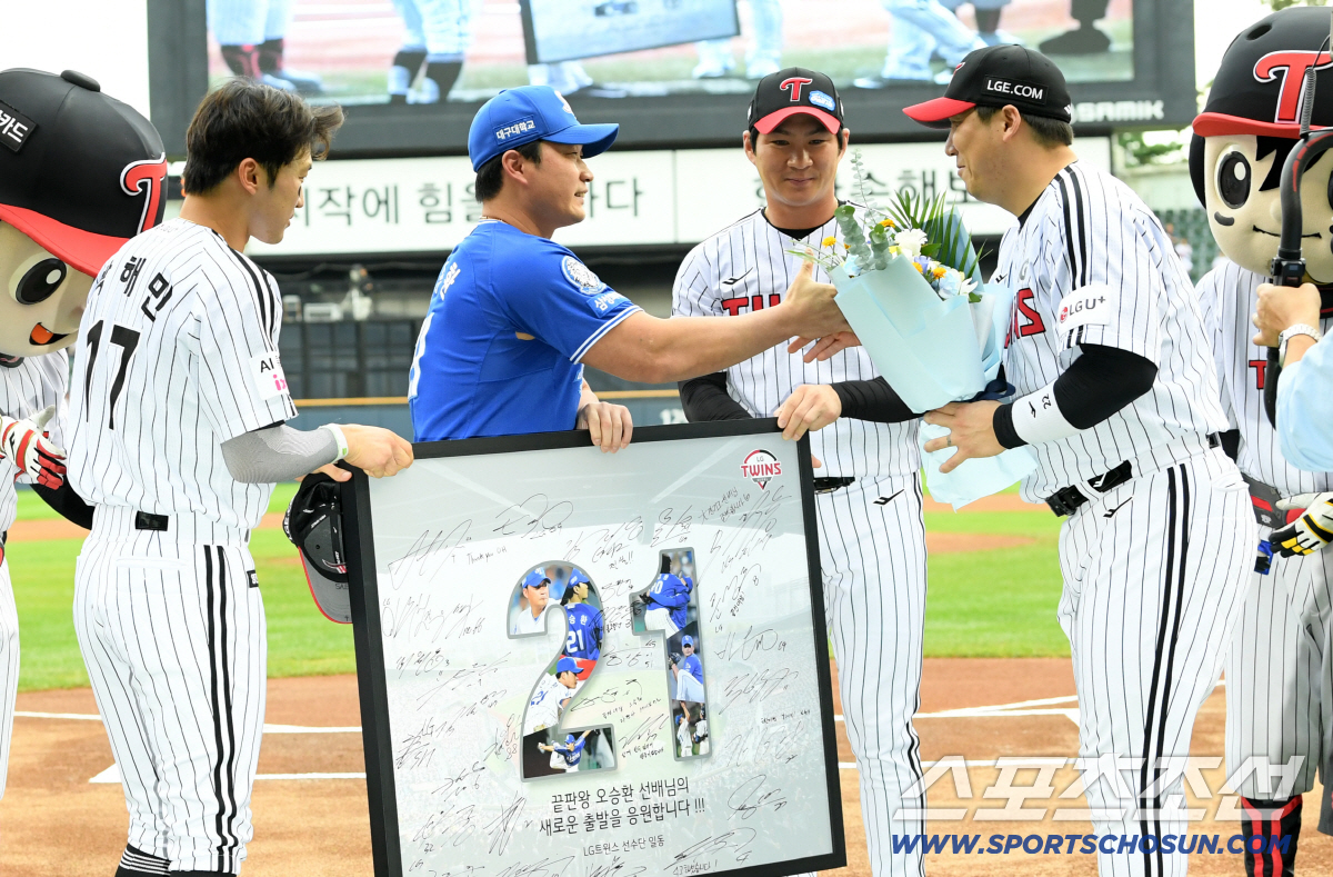 [포토] 박해민-오지환-김현수에게 고마운 마음 전하는 오승환