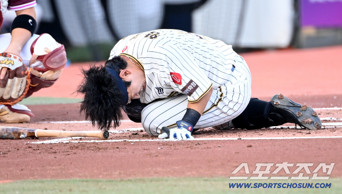 [포토] 헤드샷 맞은 황성빈, 고통스러운 순간