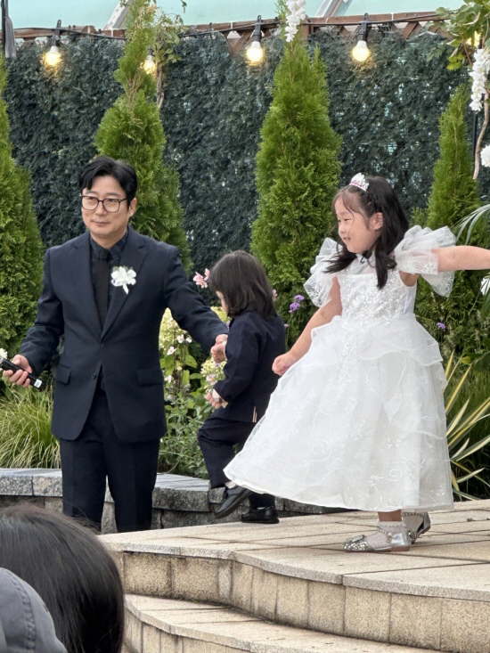 '재혼' 김병만, 로맨틱한 한강 결혼식 현장 포착 "두 자녀가 화동" (…